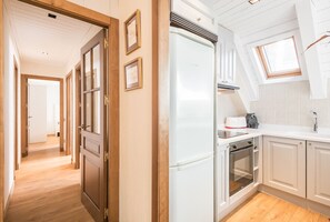 Een koelkast, een microgolfoven, een oven, een vaatwasser