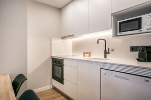 Kühlschrank, Mikrowelle, Ofen, Geschirrspüler