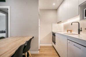 Een koelkast, een microgolfoven, een oven, een kookplaat