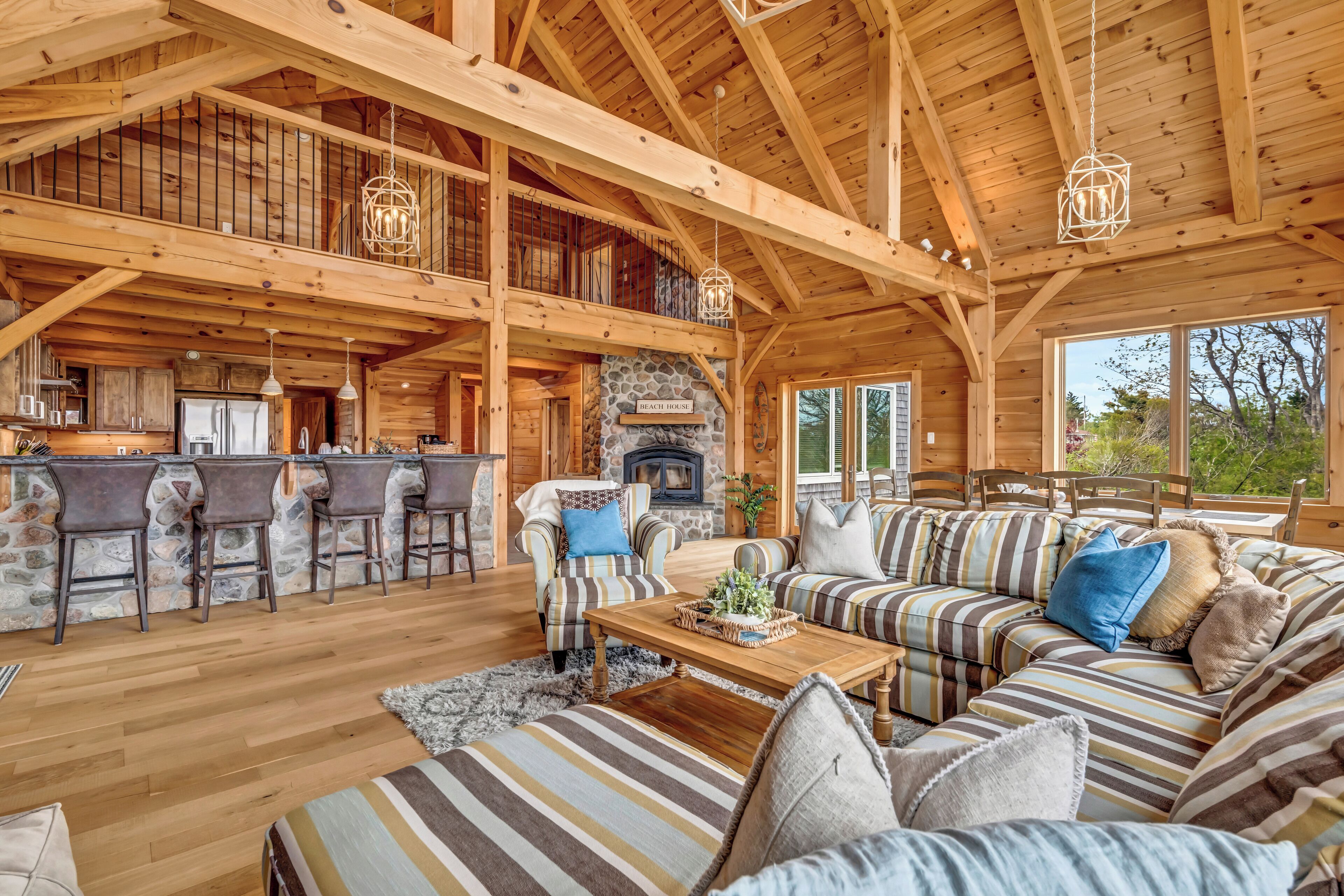 TV connectée, cheminée, table de tennis de table