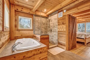 Whirlpool, umweltfreundliche Kosmetikartikel, Haartrockner, Handtücher