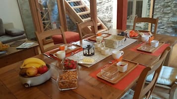 Desayuno de cocina local incluido todos los días