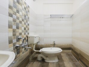 Shower, towels - Spot ON 39435 Zion Inn (Vapi)