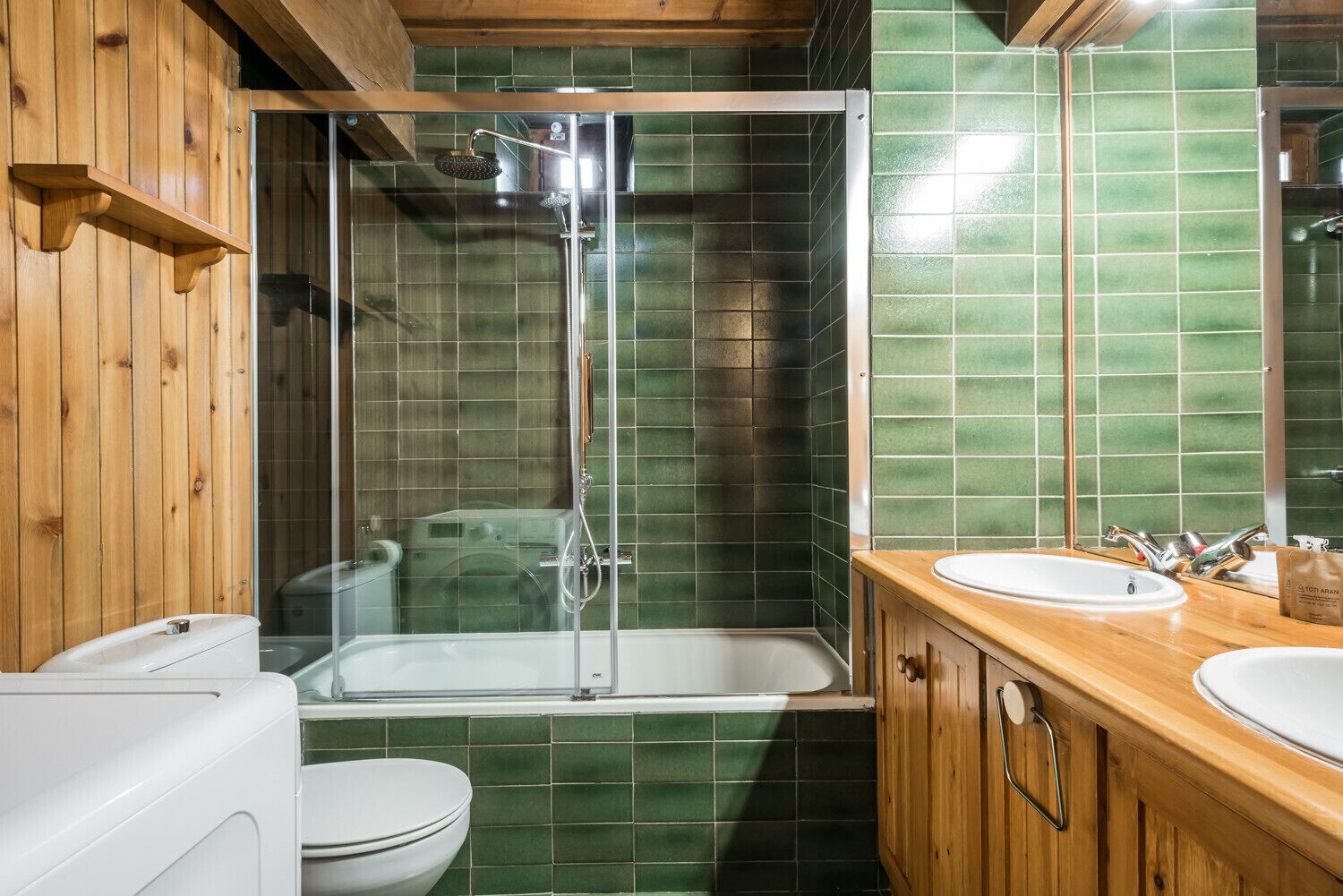 Bañera, secador de pelo y toallas