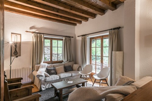 Casa Guineu Cozy 3-story house in the beautiful town of Unha