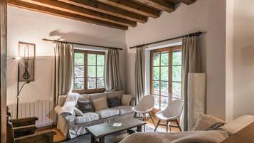 Een televisie en een open haard