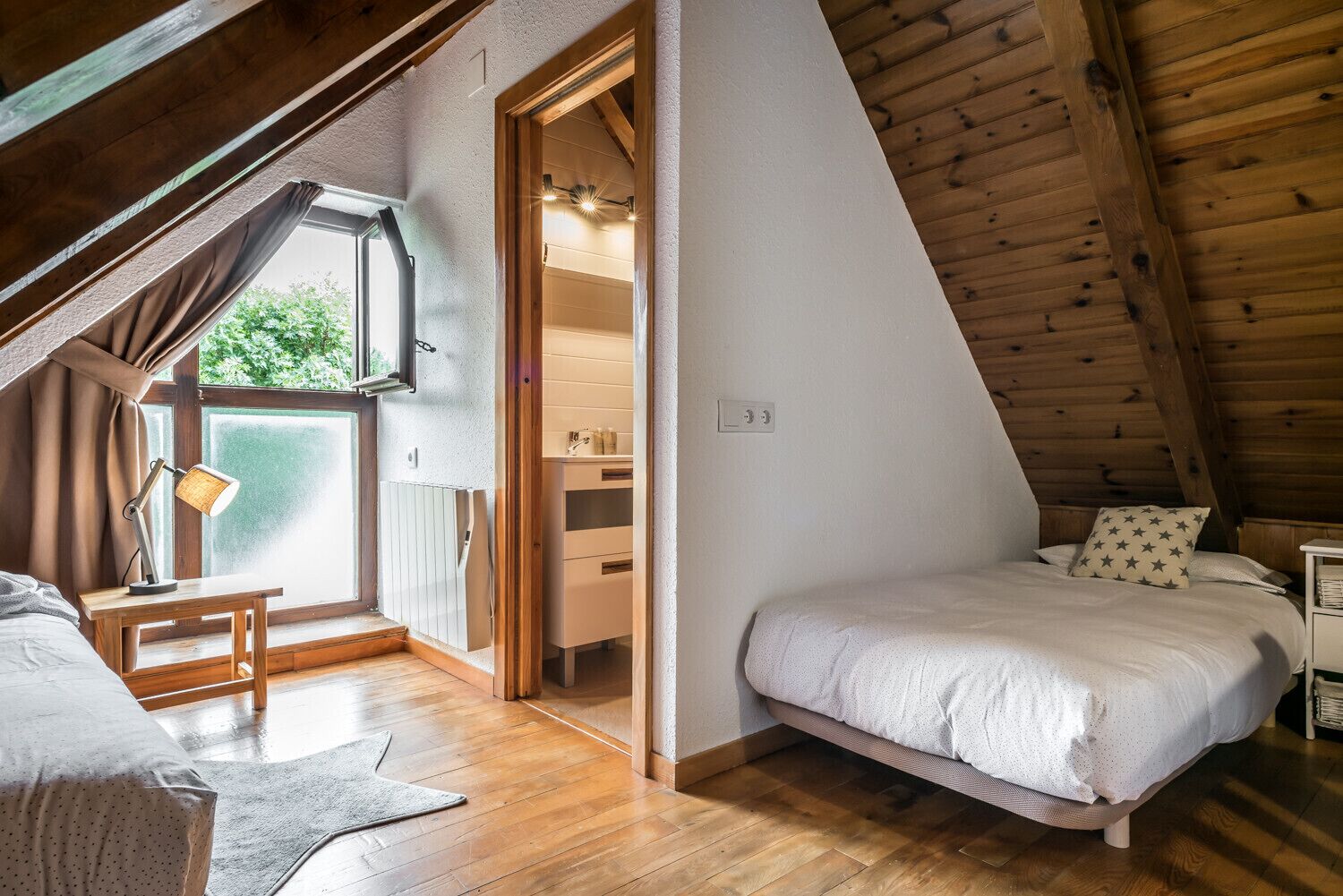 3 dormitorios, tabla de planchar con plancha, wifi gratis y ropa de cama