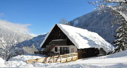 Bonnecine barn with wolves