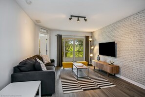 Familieleilighet, 3 soverom (1908) | Oppholdsrom | En 60-tommers Flatskjerm-TV med digitale kanaler samt TV