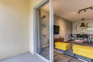 Familieleilighet, 3 soverom (1908) | Oppholdsområde | En 60-tommers Flatskjerm-TV med digitale kanaler samt TV