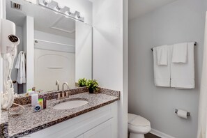 Appart'hôtel Familial, 3 chambres (1907) | Salle de bain | Sèche-cheveux, serviettes fournies