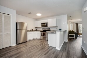 Vacation Villa, 3 Bedrooms (1908) | Private kitchen | Full-size fridge, microwave, oven, stovetop