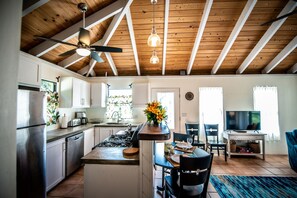 Jääkaappi, mikroaaltouuni, uuni, liesi