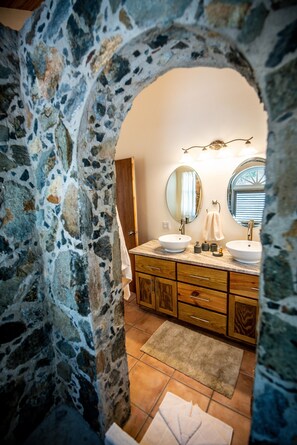 Een haardroger, handdoeken, zeep, shampoo