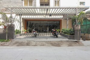 Exterior - Capital O 37516 Apple Tree Inn (Hyderabad)