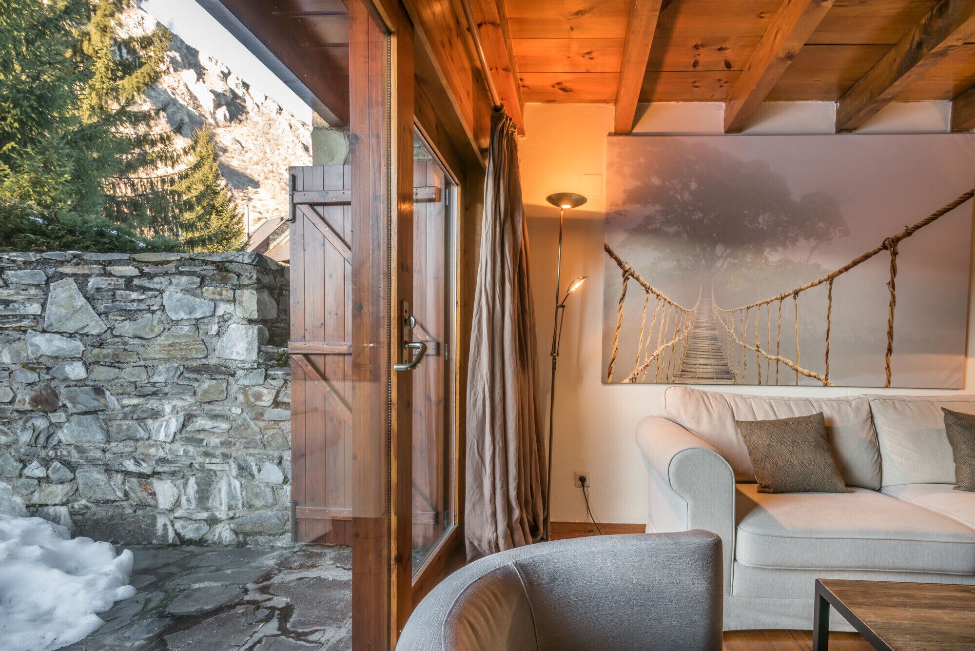 Télévision, cheminée, lecteur de DVD