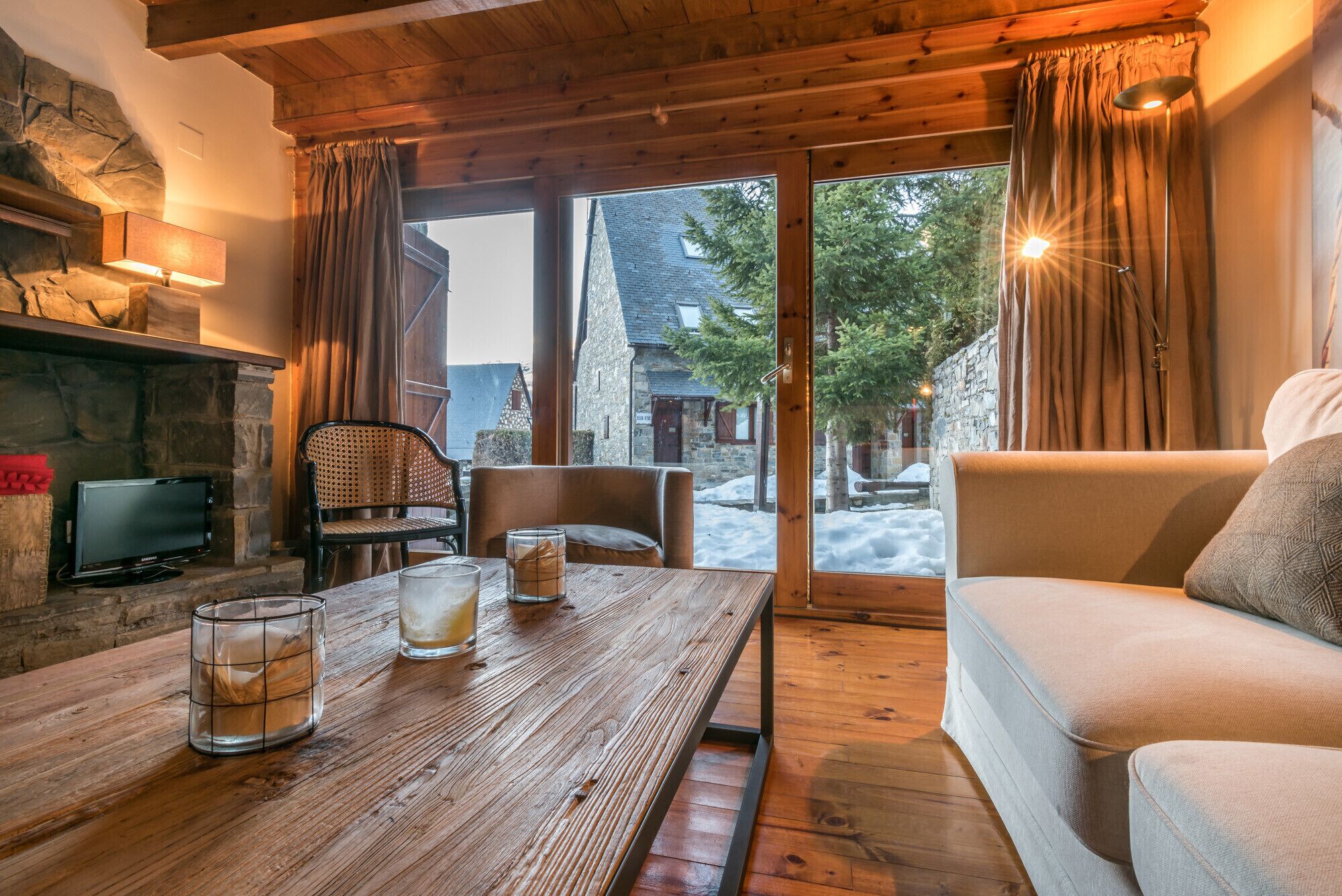 Télévision, cheminée, lecteur de DVD