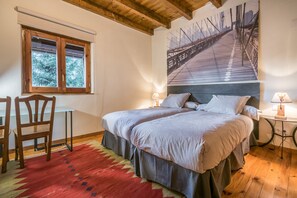 4 bedrooms, iron/ironing board, free WiFi, bed sheets