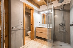 Bathtub, hair dryer, towels