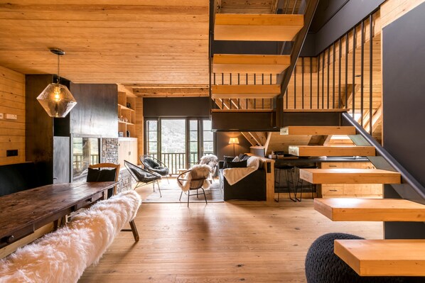 TV, fireplace - Montpius Stunning modern apartment for 110p in the beautiful town of Salardú (Salardú)