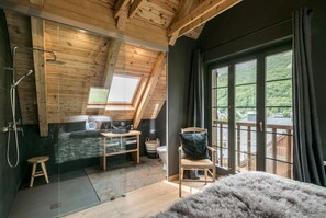 Badekar, hårføner og håndklær