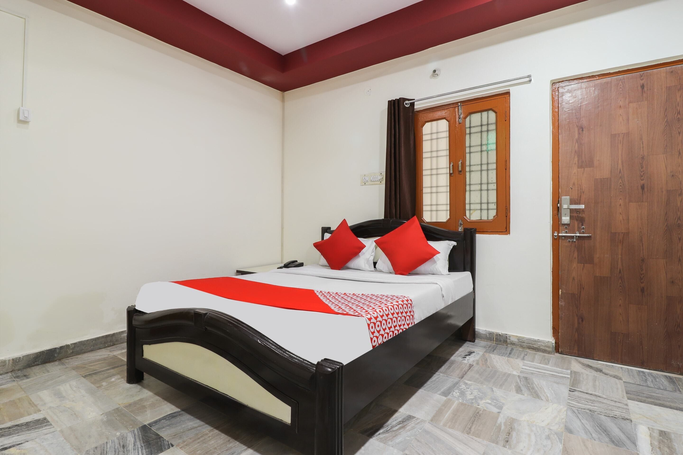 Laptop workspace, free WiFi, bed sheets