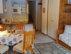 A compact living space with a kitchenette, a dining area, and a sleeping area. - Ski-in Studio, South, Parking, Pets Allowed (La Tania)