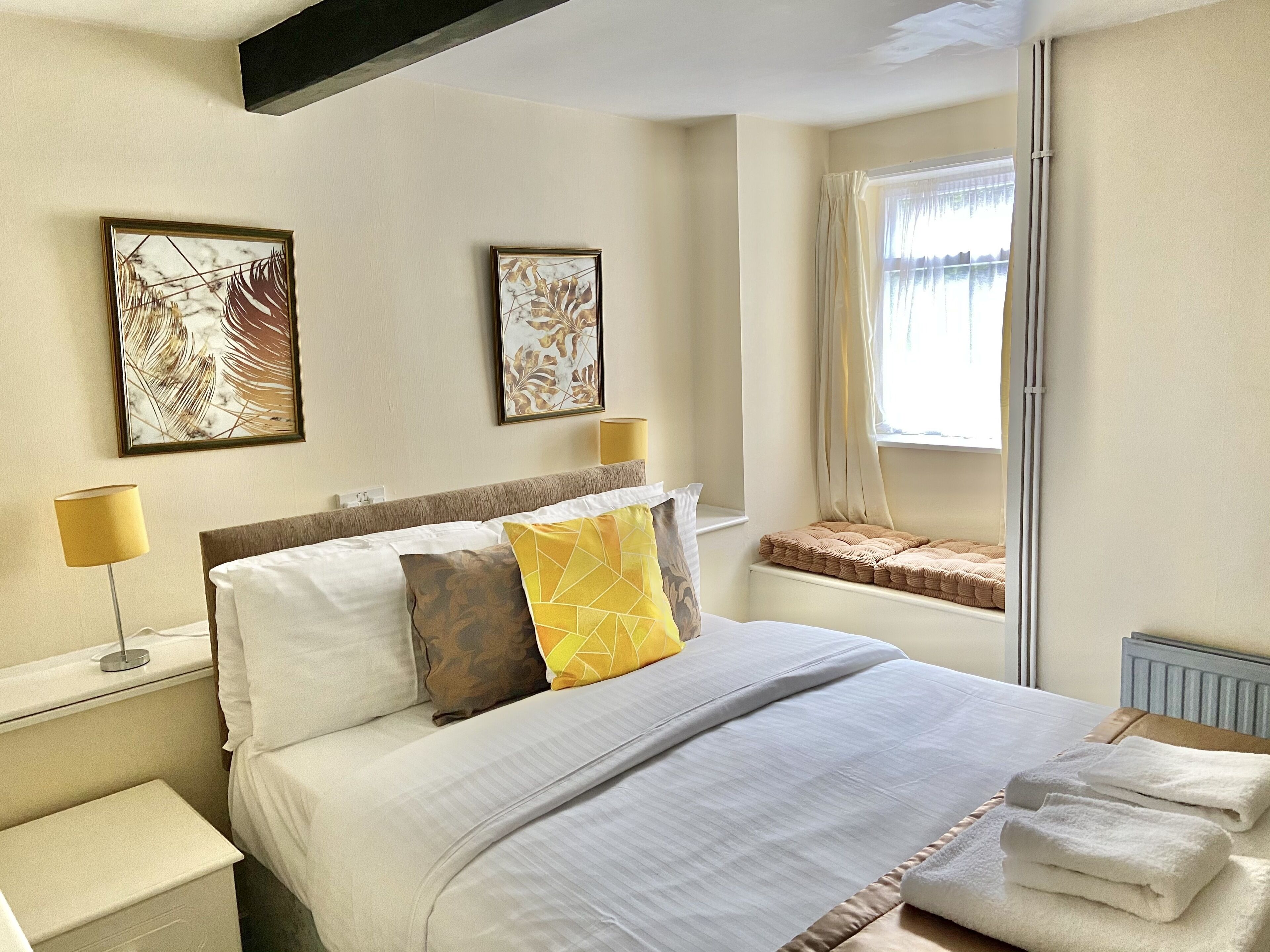 Habitación doble exclusiva | Decoración personalizada y muebles diferentes 