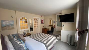 Exclusive Triple Room | Individually decorated, individually furnished, iron/ironing board