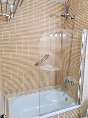 Kostenlose Toilettenartikel, Haartrockner, Handtücher