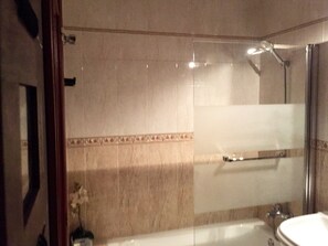 Combined shower/bathtub, hair dryer, bidet, towels