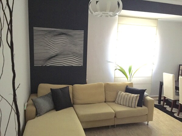 Smart TV, books, stereo