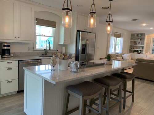 Cozy island cottage with a Key West flair - CLOSEST TO THE BEACH!!! 