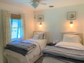 2 bedrooms, in-room safe, travel cot, free WiFi - Cozy island cottage with a Key West flair - CLOSEST TO THE BEACH!!! (Chincoteague)