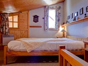 3 bedrooms - Bright ski-in/ski-out duplex for 9, pets allowed (La Tania)