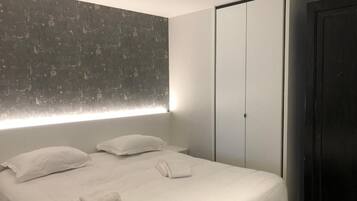 Appartement, 3 slaapkamers | Een minibar, een kluis op de kamer, een bureau, verduisterende gordijnen