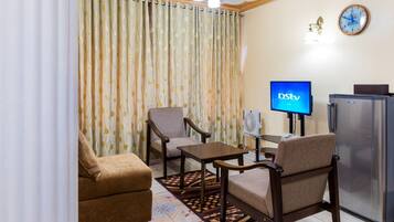 Apartment, 3 Bedrooms | Living room | 32-inch flat-screen TV with digital channels, TV