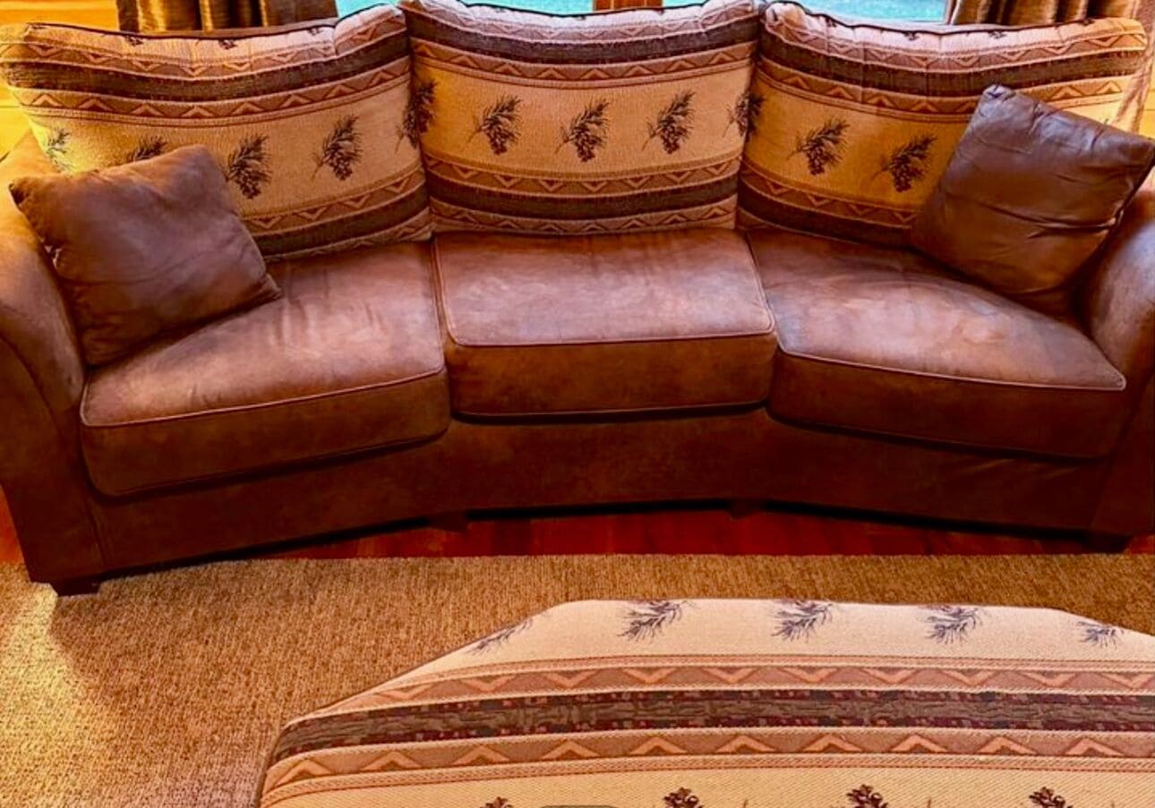 Een televisie en een open haard