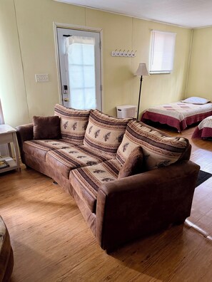 1 bedroom, free WiFi, bed sheets - Close to Tippy Dam, Lake Elinor, Dickson Park.  Clean & cozy!  (Brethren)