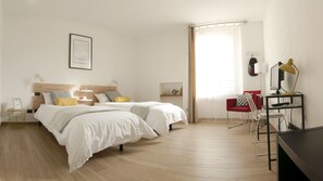 Habitación con 2 camas individuales, baño compartido | Caja fuerte, decoración individual, mobiliario individual y escritorio