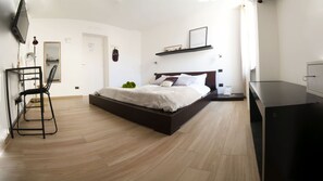 Doppelzimmer, Gemeinschaftsbad | Zimmersafe, individuell dekoriert, individuell eingerichtet