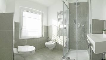 Dusche, Regendusche, Haartrockner, Hausschuhe