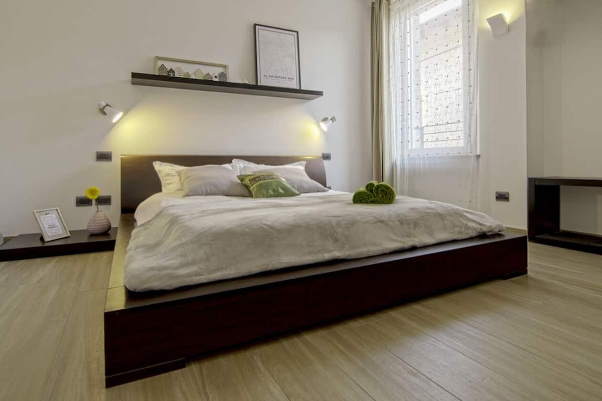 Double Room, Shared Bathroom | In-room safe, desk, blackout drapes, WiFi (free)