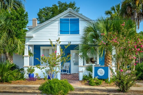 Heart of Historic Apalachicola, Nostalgic Florida “Blue Moon Cottage ”