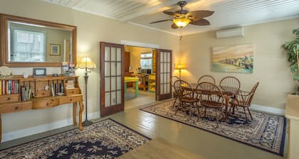 Heart of Historic Apalachicola, Nostalgic Florida “Blue Moon Cottage ”