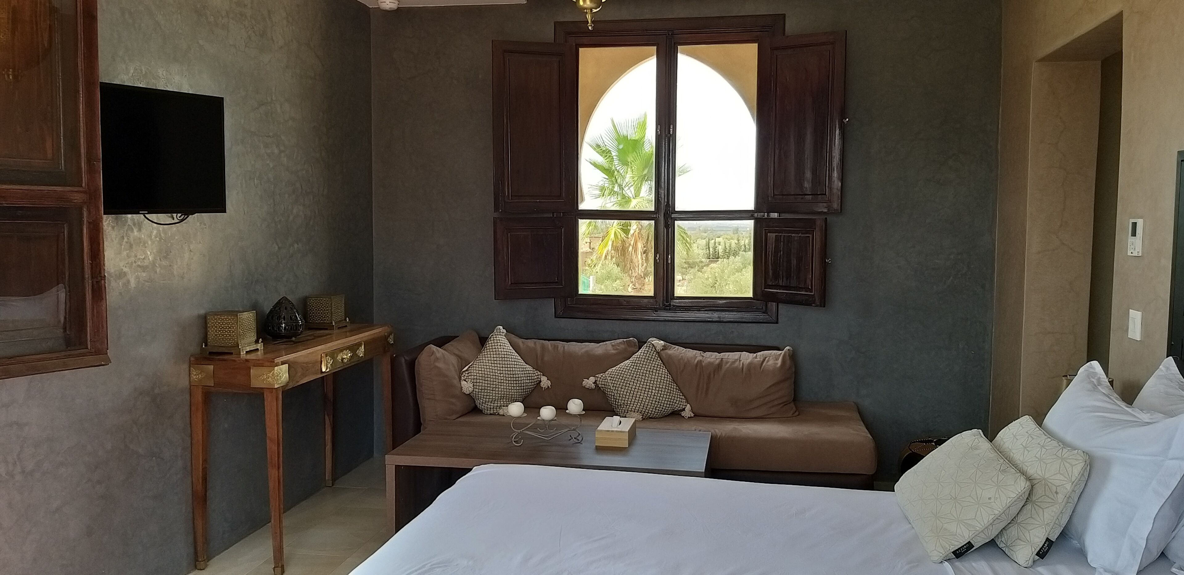 Luxury Suite | Living area | 55-cm TV with satellite channels