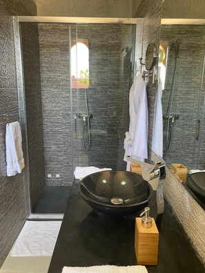 Luxe tweepersoonskamer, uitzicht op zwembad | Badkamer | Gratis toiletartikelen, een haardroger, badjassen, handdoeken