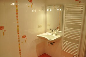 Secadora de cabello, toallas, jabón, papel de baño