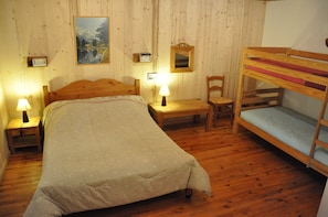 1 habitación, tabla de planchar con plancha, wifi y ropa de cama