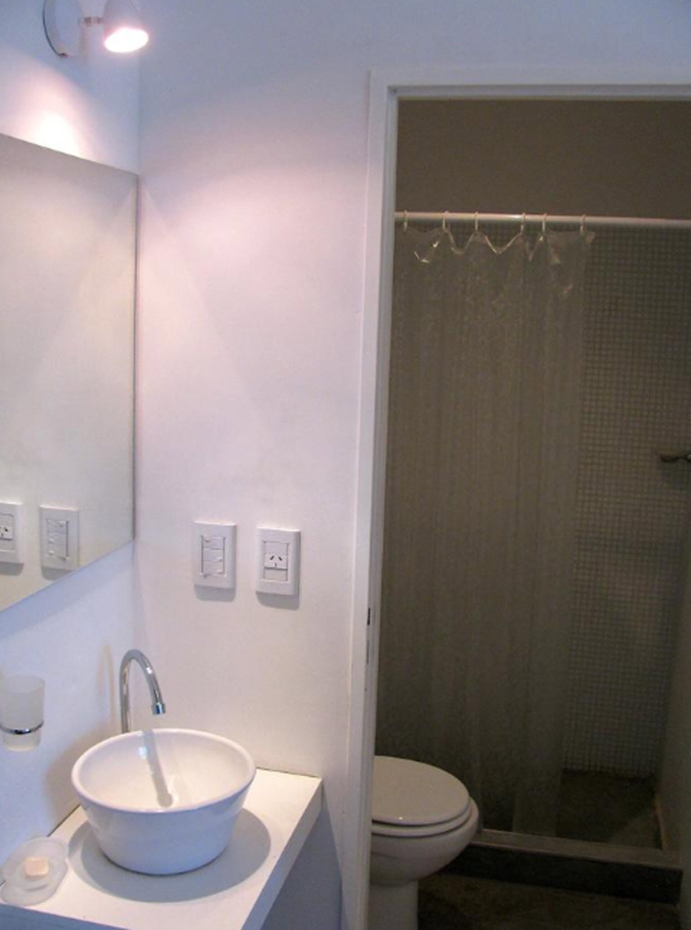 Douche, douche à « effet pluie », sèche-cheveux, serviettes fournies